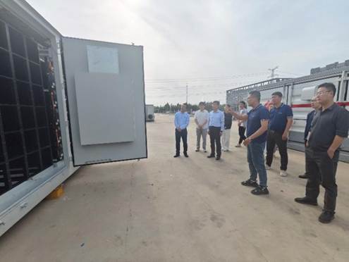 一群人站在路边 AI 生成的内容可能不正确。