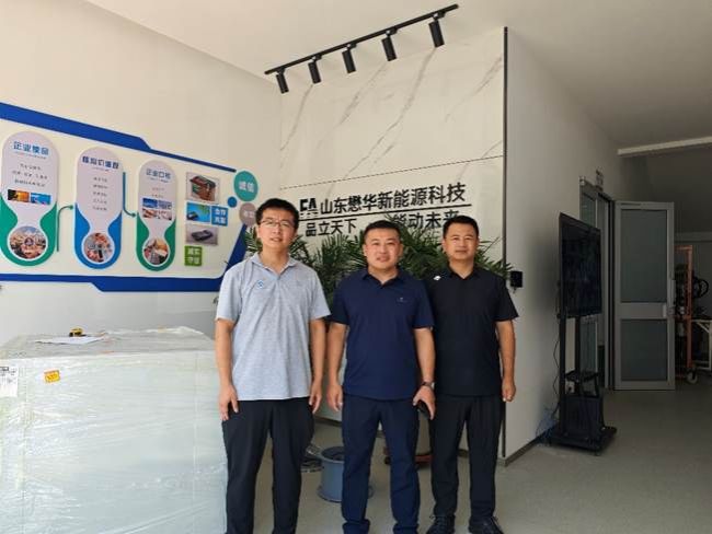 男人站在墙边 AI 生成的内容可能不正确。